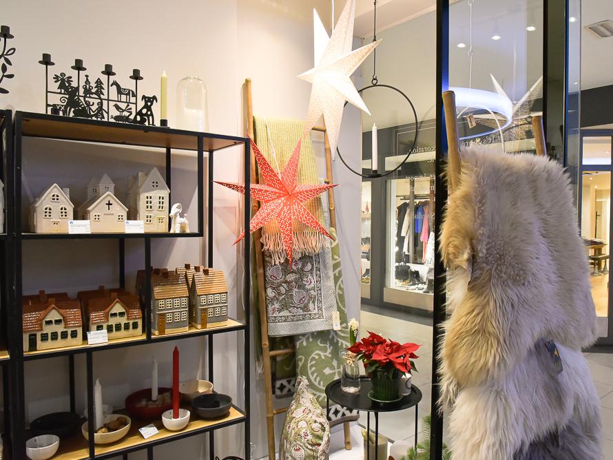 Vitrine de magasin avec des objets de décoration suédoise ainsi que des lampes en forme d'étoile.